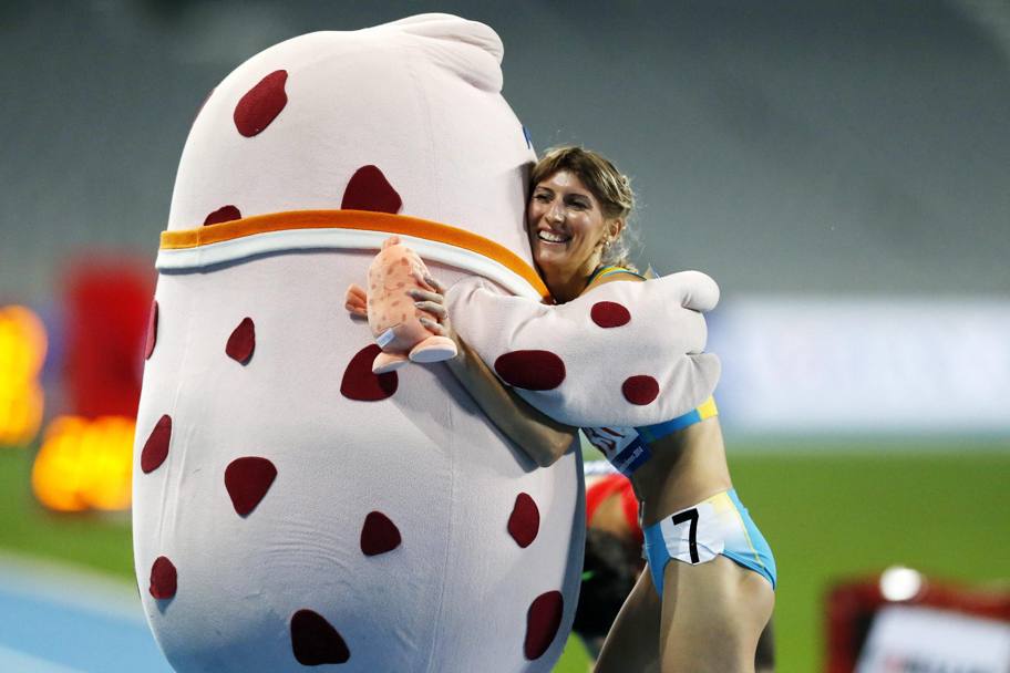 L’abbraccio di Margarita Mukasheva alla mascotte dei Giochi Asiatici 2014 di Incheon, Corea del Sud (Epa)